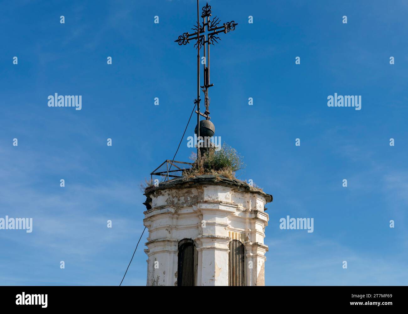 Europa, Spagna, Estremadura, Cáceres, la Chiesa di San Francisco Javier (Chiesa del sangue prezioso) che mostra la Torre sul tetto e il Crocifisso Foto Stock