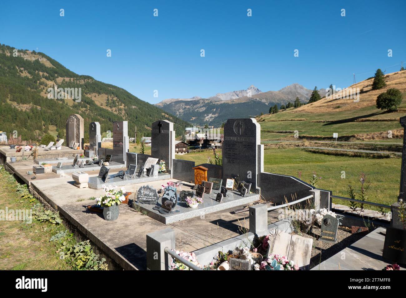 Cimitero della chiesa di Queyras nelle alte Alpi vicino al col d'Angel, Francia Foto Stock