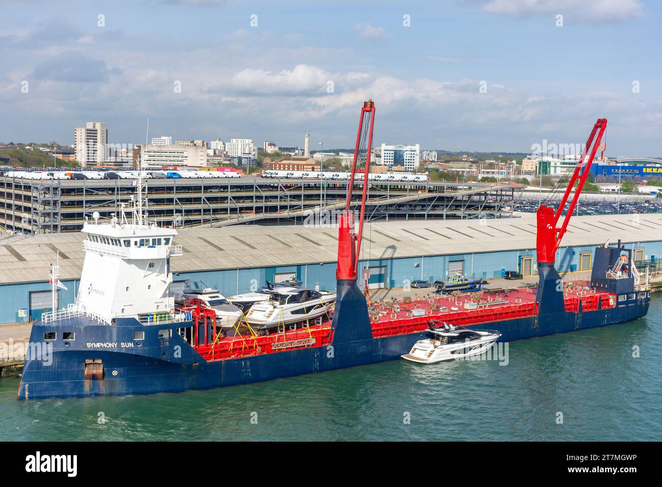FWN Sun General Cargo nave che scarica motoscafi a motore a Port of Southampton , Southampton, Hampshire, Inghilterra, Regno Unito Foto Stock