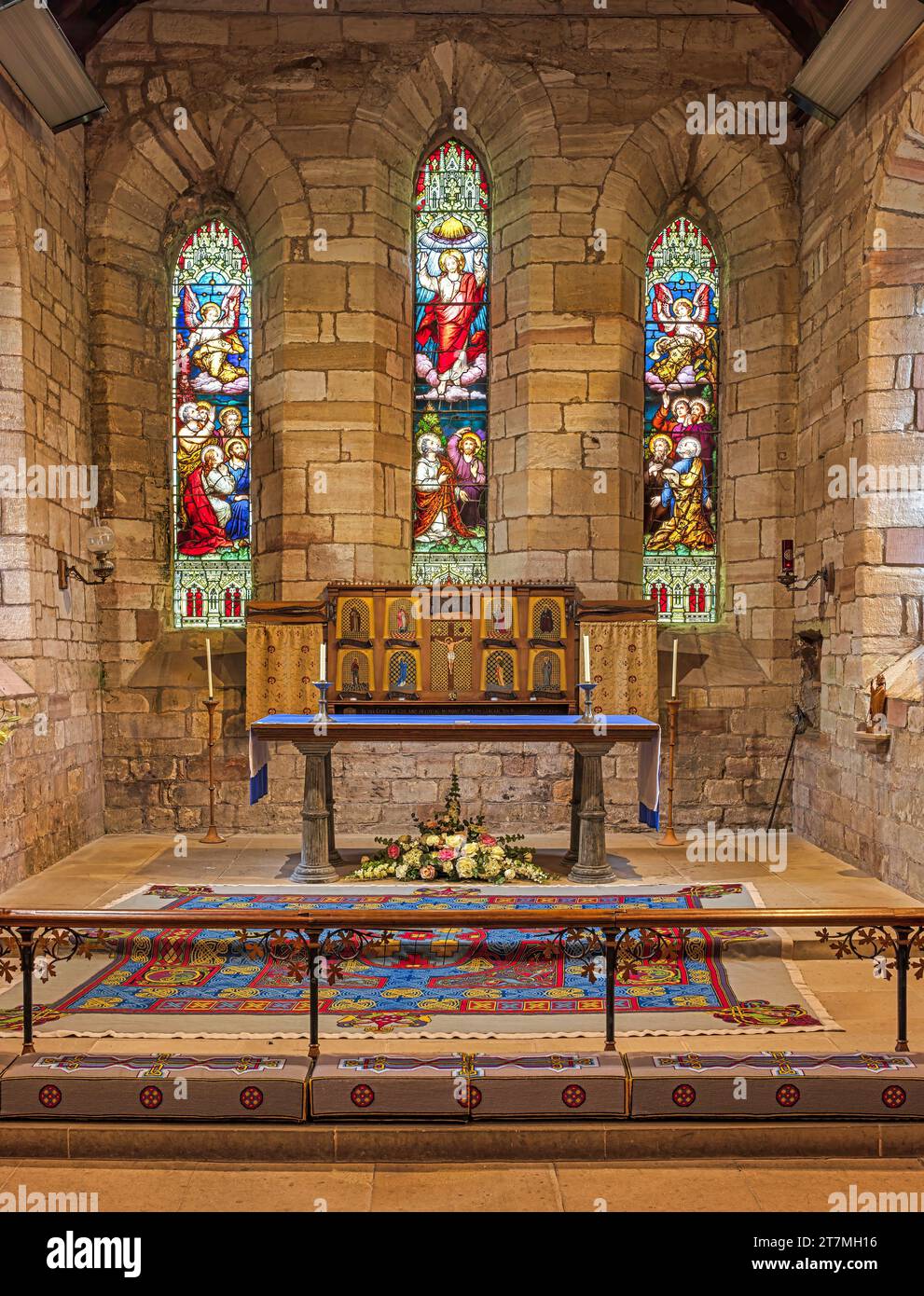 Vista interna della chiesa di Santa Maria Vergine sull'Isola Santa di Lindisfarne nel Northumberland, Inghilterra, Regno Unito Foto Stock