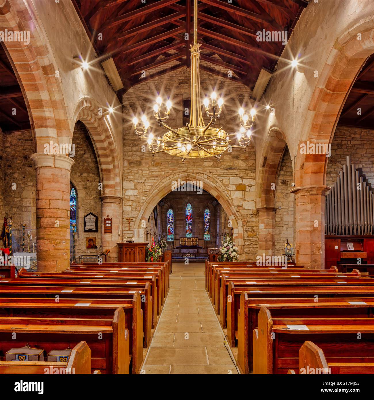 Vista interna della chiesa di Santa Maria Vergine sull'Isola Santa di Lindisfarne nel Northumberland, Inghilterra, Regno Unito Foto Stock