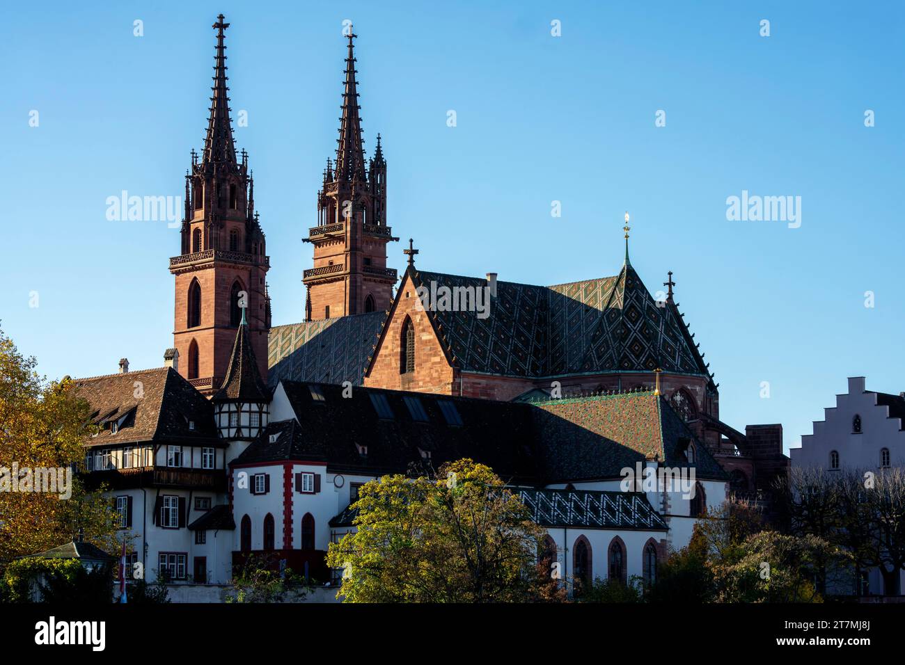 Vista su Basilea Münster (cattedrale), il famoso punto di riferimento e attrazione turistica di Basilea, Svizzera. Foto Stock