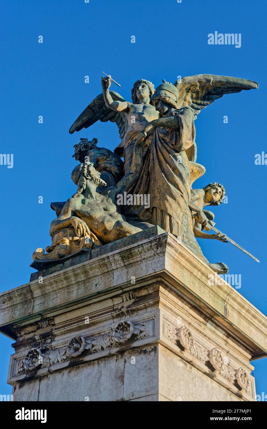 Vista angolare bassa della statua contro il cielo azzurro Foto Stock