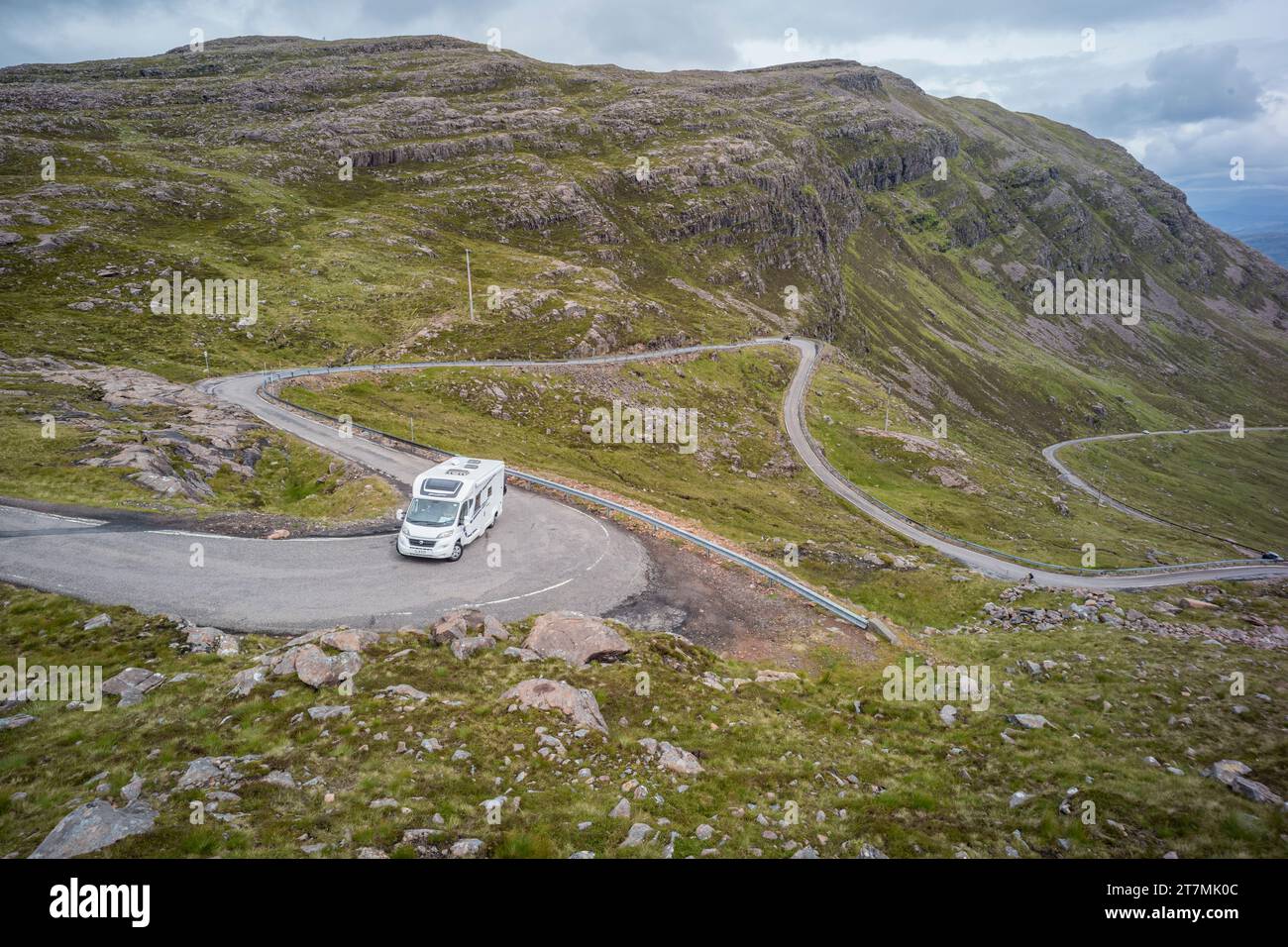 Ciclista vicino alla cima del passo di Bealach na Bà vicino ad Applecross in Scozia Foto Stock