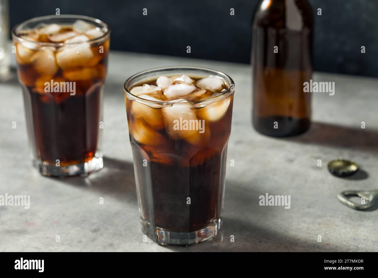 Bevanda rinfrescante Dark Brown con cubetti di ghiaccio Foto Stock