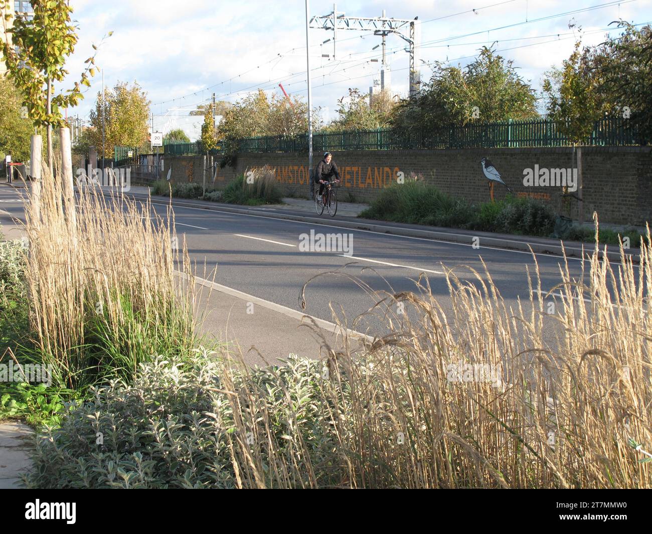 L'impianto di nuova installazione separa il marciapiede da una nuova pista ciclabile su Forest Road, Tottenham, Londra, Regno Unito. Mostra il ciclista sul lato opposto. Foto Stock