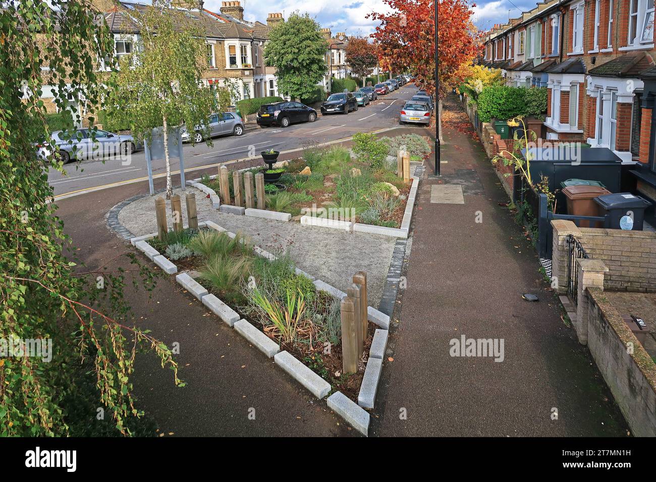 Un parco tascabile di recente installazione, parte di un raccordo ristrutturato e adatto ai pedoni a Leytonstone, East London, Regno Unito. Progettato per assorbire l'acqua piovana in eccesso Foto Stock