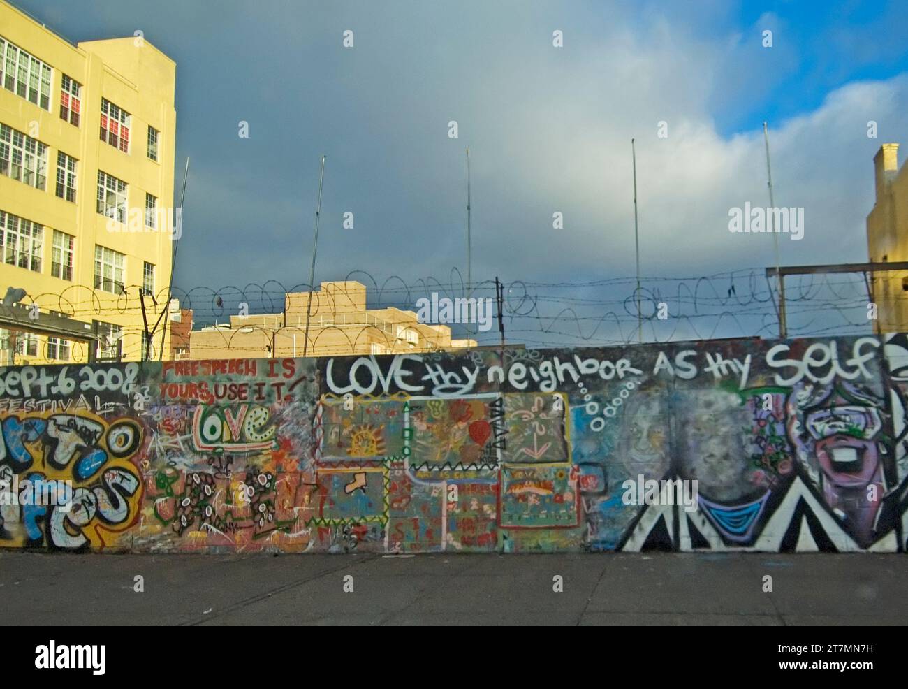 Amate il muro dei graffiti vicino a Brooklyn, New York Foto Stock