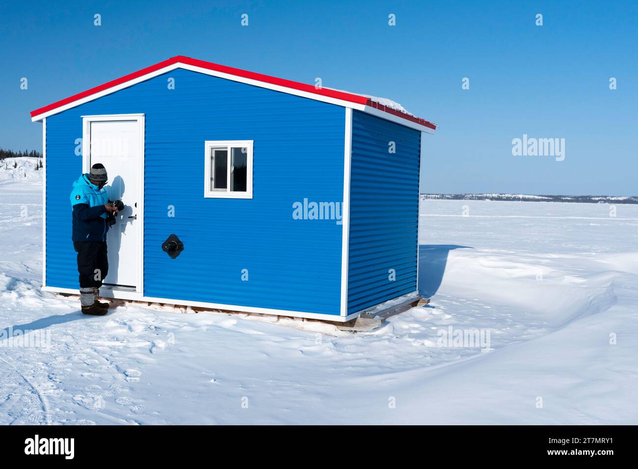 Pesca sul ghiaccio sul lago Slave, Yellowknife Foto Stock