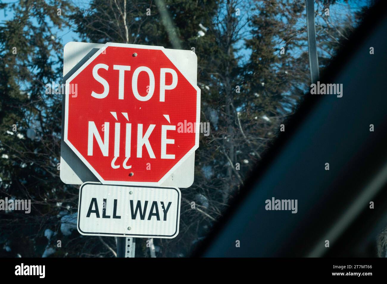 Segnale DI STOP in una comunità First Nation Dene, Yellowknife, Northwest Territories, Canada Foto Stock