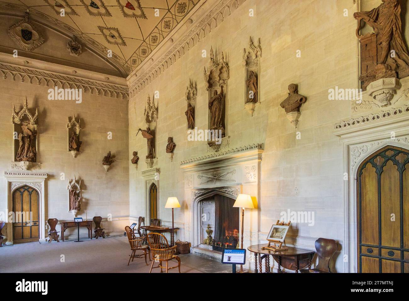 Un'impressionante esposizione di statue di terracotta adornano le pareti della sala grande presso l'Abbazia di Lacock, Wiltshire, Inghilterra, Regno Unito Foto Stock