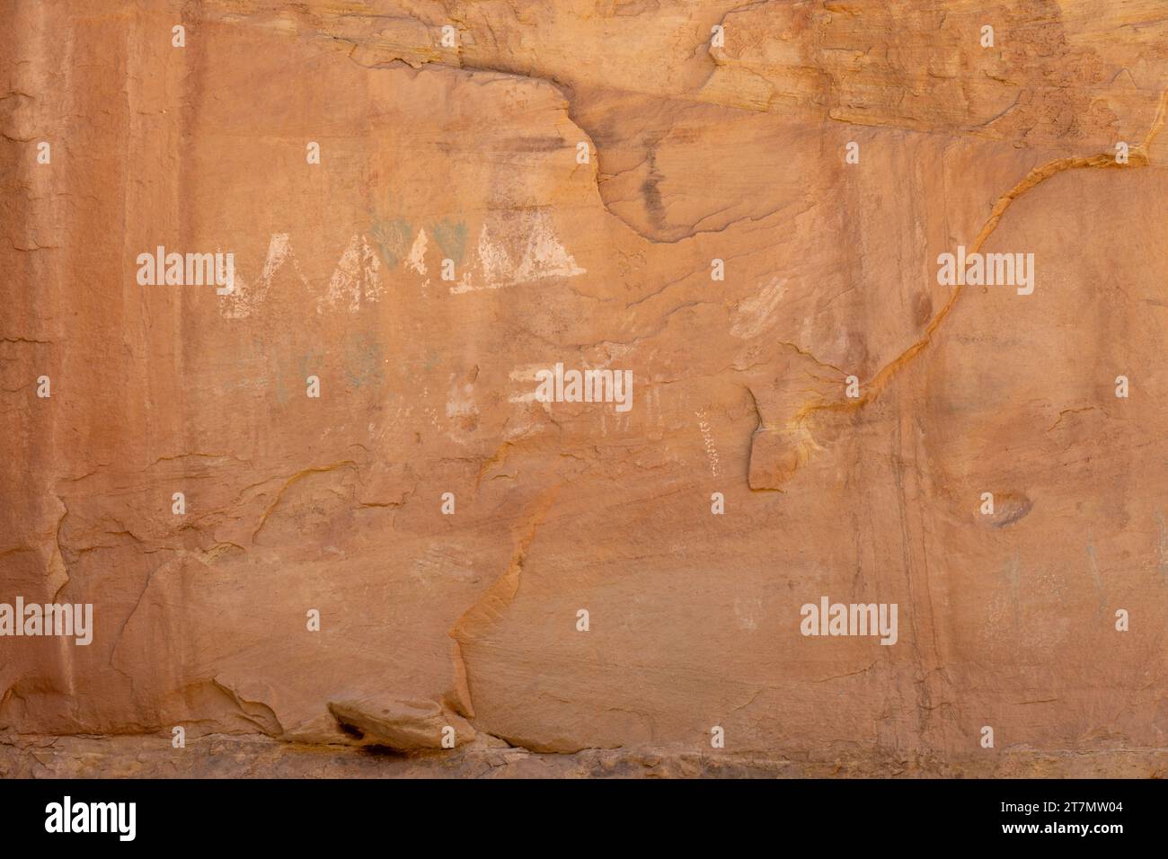 Figure geometriche e pittogrammi con impronte a mano presso le rovine della Monarch Cave in Butler Wash. Bear Ears National Mounument nello Utah. Dipinto circa 1000 anni fa Foto Stock