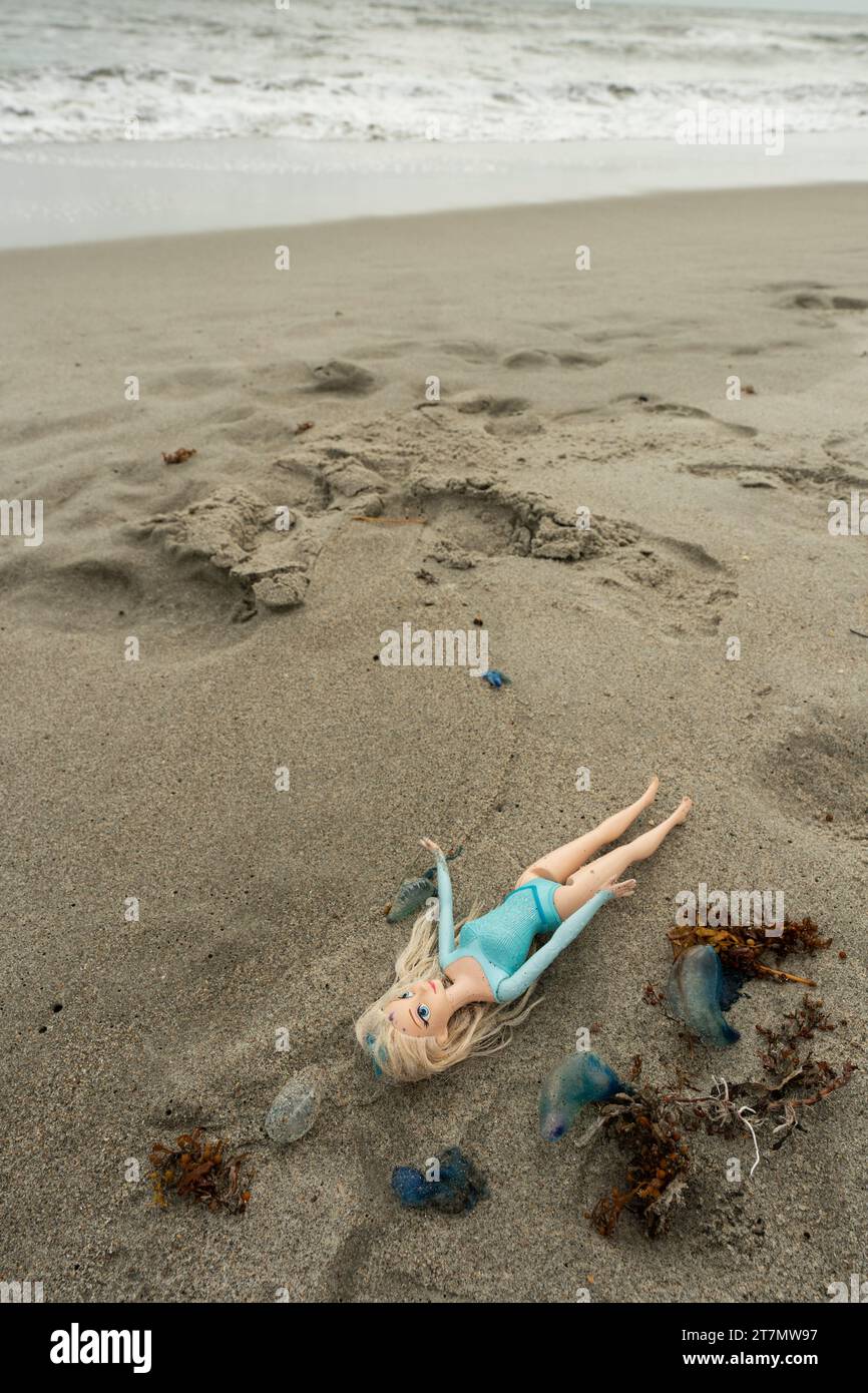 La bambola giocattolo con lunghi capelli biondi viene lavata sulla spiaggia dell'Oceano Atlantico, Cocoa Beach, Florida, USA Foto Stock