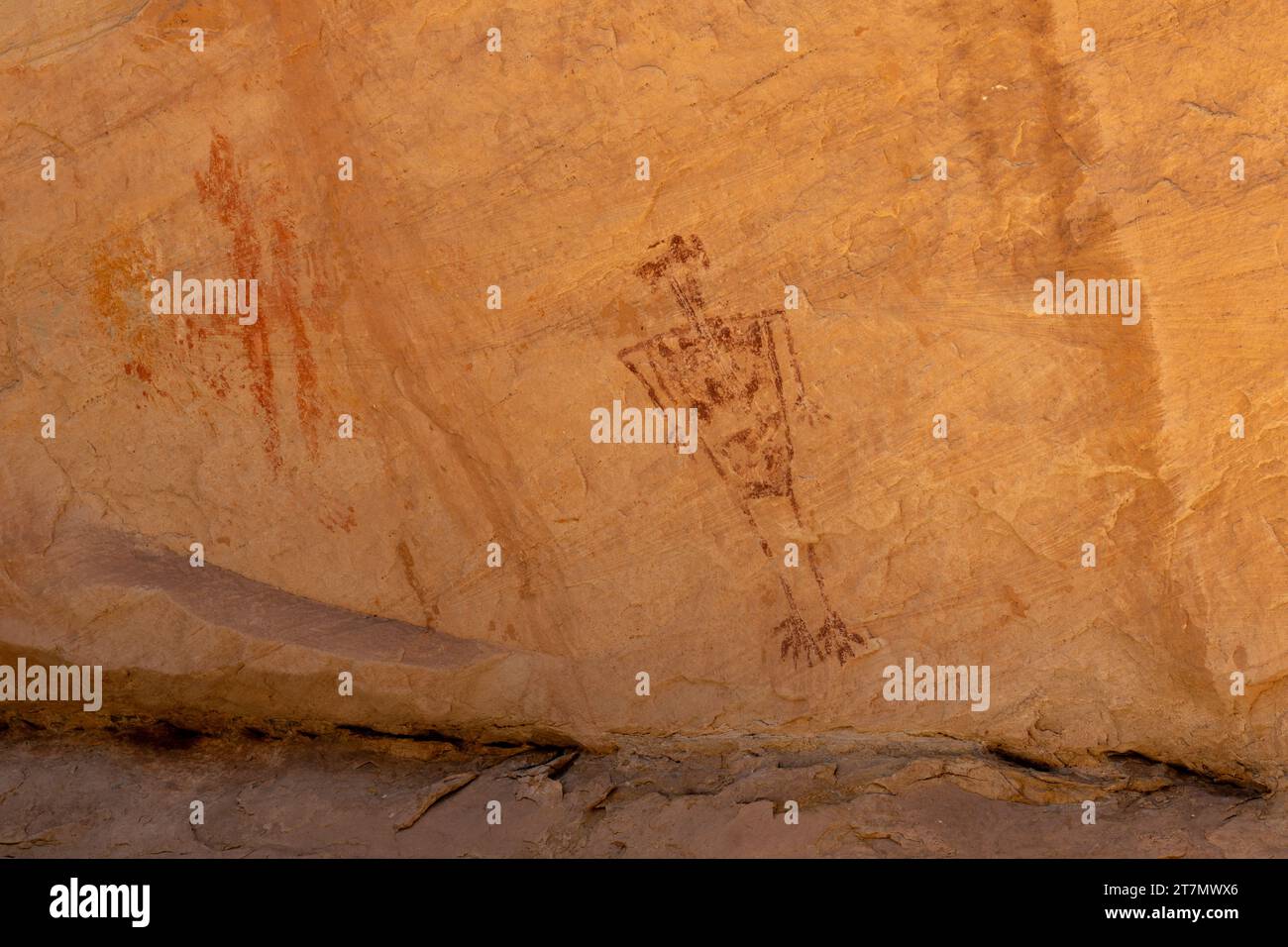 Una figura antropomorfa e pittogrammi con impronte a mano presso le rovine della Monarch Cave a Butler Wash. Bear Ears National Mounument nello Utah. Dipinto circa 1000 YE Foto Stock