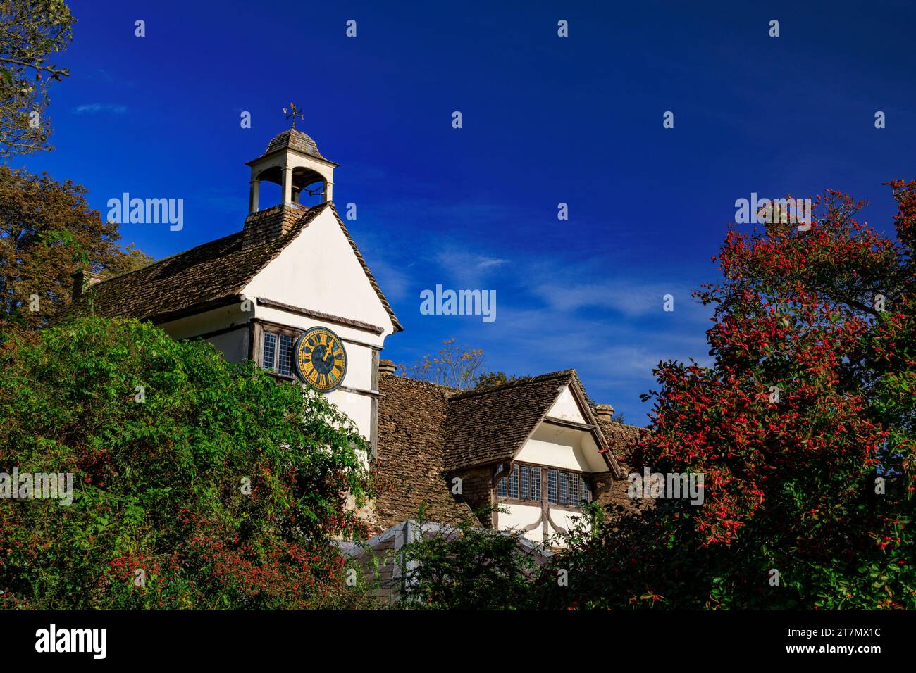 L'architettura in stile tudor del cortile e della torre dell'orologio a Lacock Abbey, Wiltshire, Inghilterra, Regno Unito Foto Stock