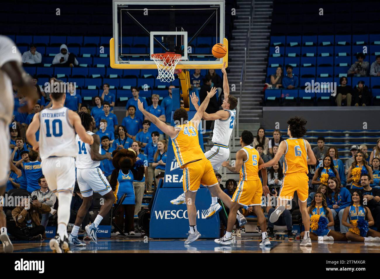 Jan vide, guardia UCLA Bruins (27), segna contro il centro di LIU Sharks Gezim Bajrami (43) durante una partita di basket maschile NCAA, mercoledì 15 novembre 2023, Foto Stock