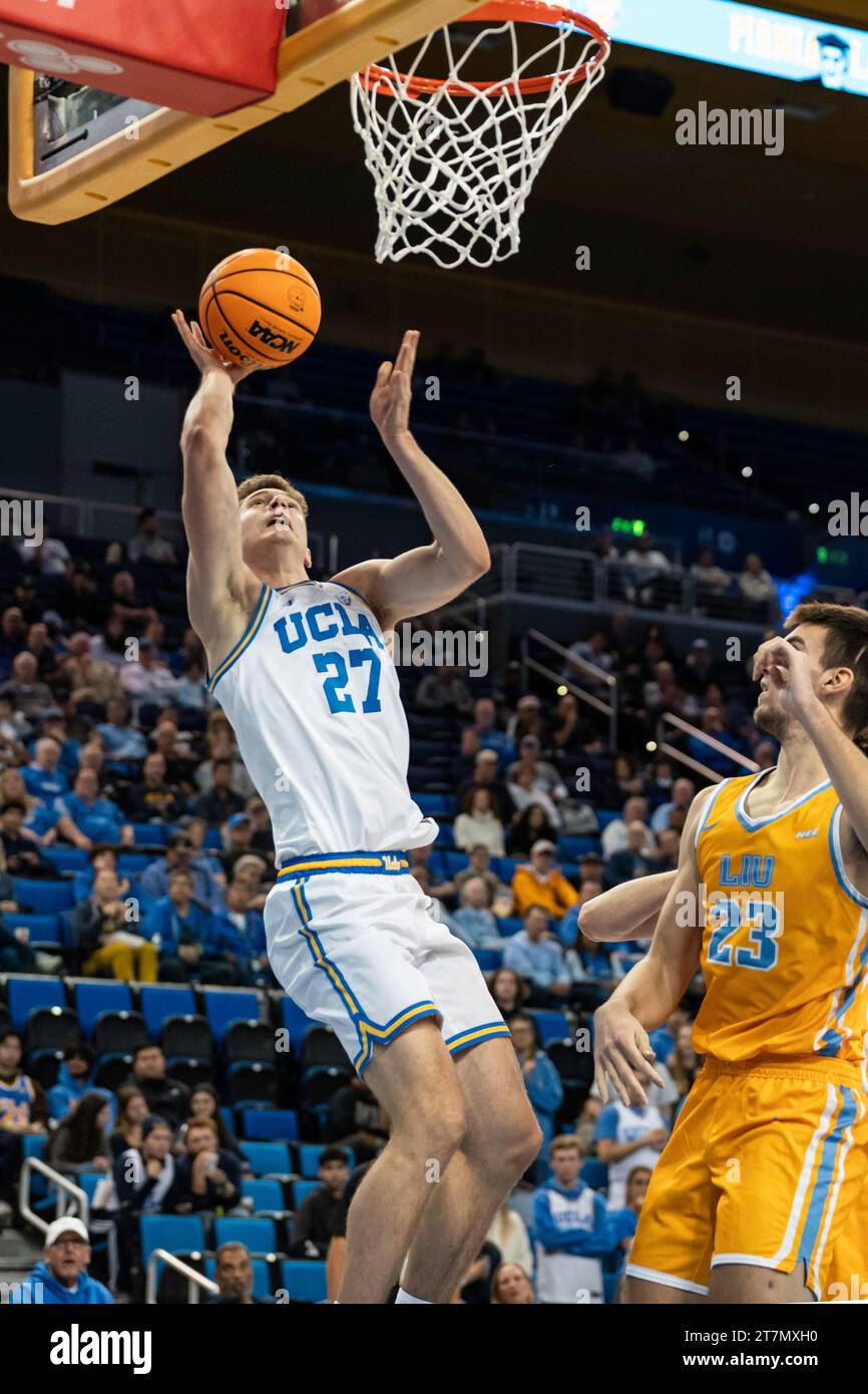 Jan vide, guardia UCLA Bruins (27), segna contro Nikola Djapa (23), attaccante di LIU Sharks, durante una partita di basket maschile NCAA, mercoledì 15 novembre 2023, Foto Stock