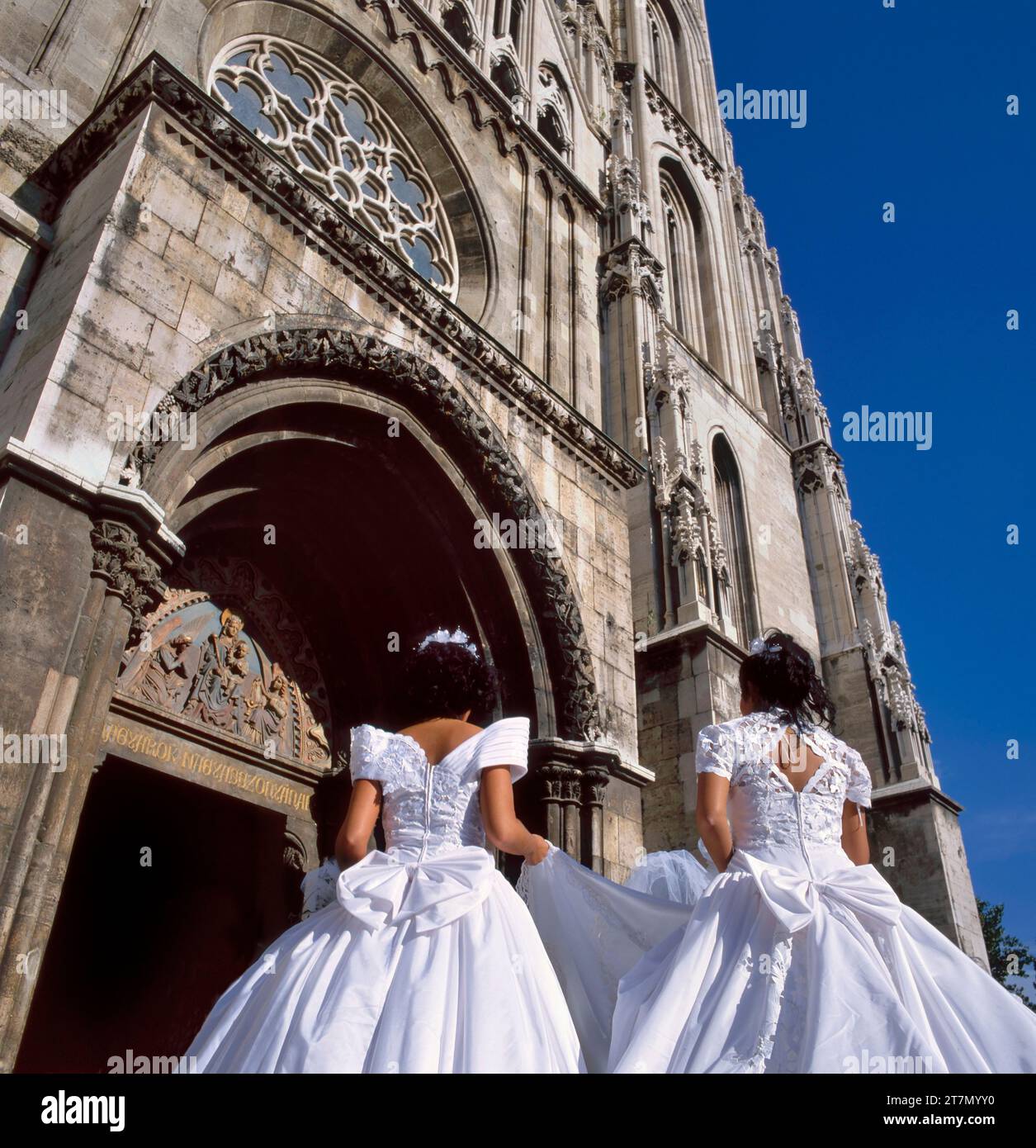 Damigelle d'onore a un matrimonio nella chiesa cattolica di Mattia a Budapest, in Ungheria Foto Stock