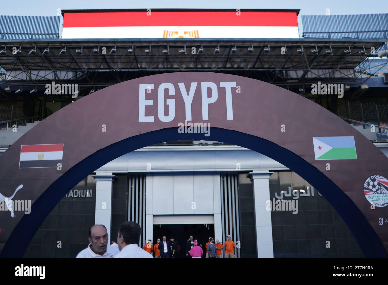 Cairo, Egitto. 16 novembre 2023. EGITTO, Cairo 16 novembre 2023 - Una visione generale dello stadio e delle bandiere prima delle qualificazioni ai Mondiali 2026 - CAF, fase a gironi tra Egitto e Gibuti allo Stadio Internazionale del Cairo. Foto M.Bayoumy/SFSI credito: Sebo47/Alamy Live News Foto Stock