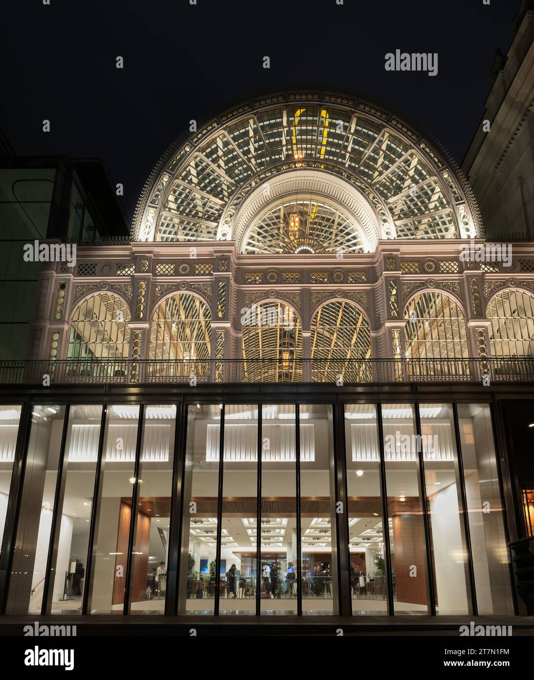 Royal Opera House (ROH), Covent Garden, Londra, Inghilterra, di notte. Foto Stock