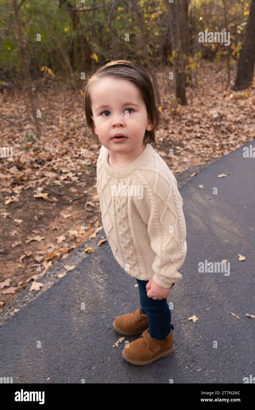 Little Boy giocano nel parco in autunno Foto Stock