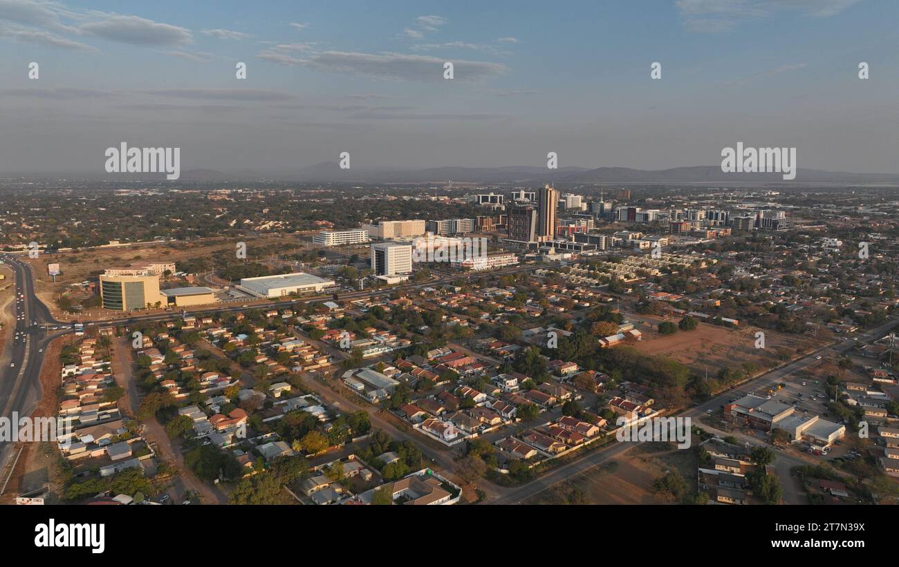 Vista aerea di un vivace paesaggio urbano con il quartiere centrale degli affari (CBD) a Gaborone, Botswana, Africa Foto Stock