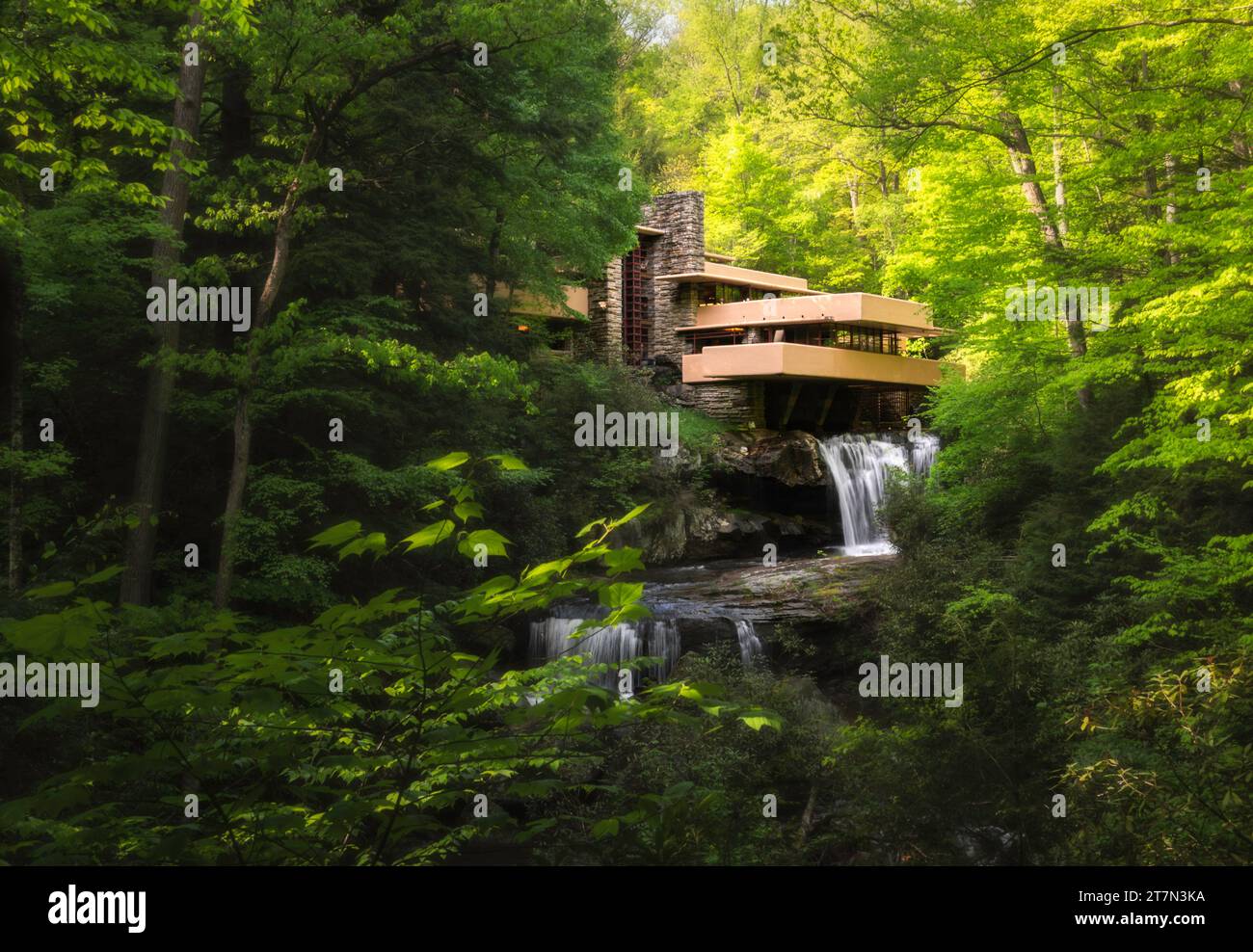 Falling Water, Frank Lloyd Wright ha progettato un capolavoro per la casa, una foresta rurale a Laurel Highlands, Farmington, Pennsylvania, Stati Uniti Foto Stock