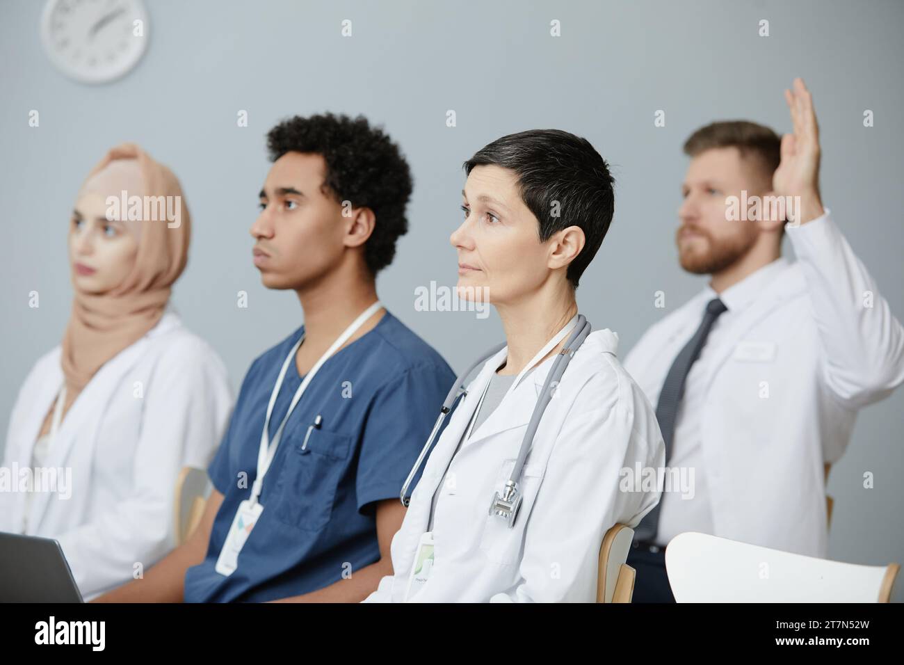 Vista laterale ritratto di diversi gruppi di medici seduti su sedie in pubblico e ascoltando il seminario medico Foto Stock