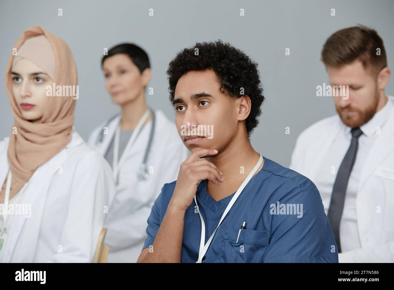 Ritratto di giovane uomo mediorientale seduto in pubblico al seminario di medicina e ascoltando la lezione, spazio copia Foto Stock