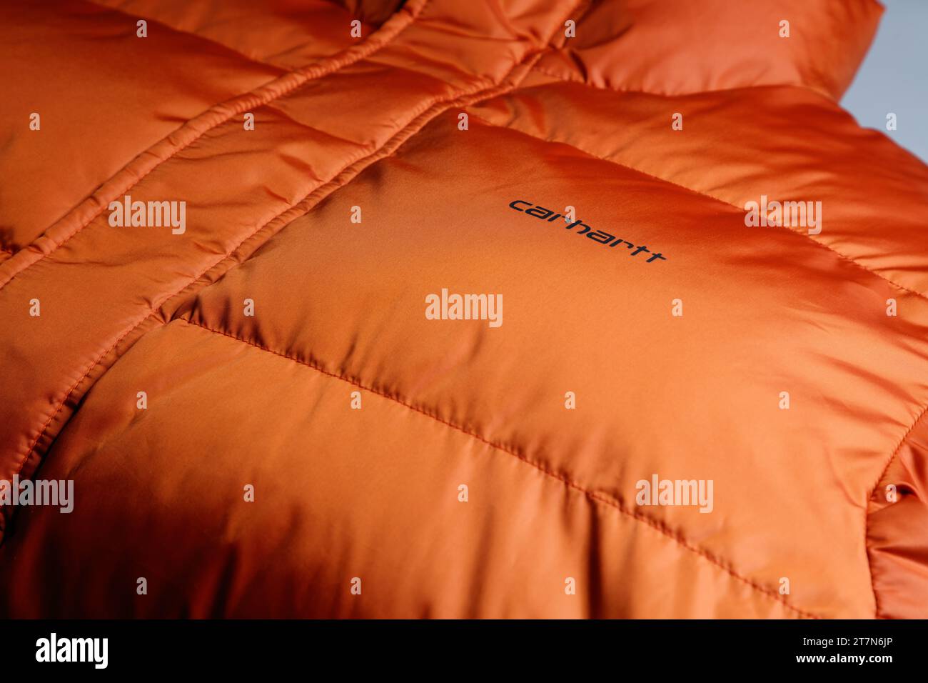 Scatti dettagliati sorprendenti di un caldo piumino arancione Carhartt, streetwear, moda, caldo, inverno Foto Stock