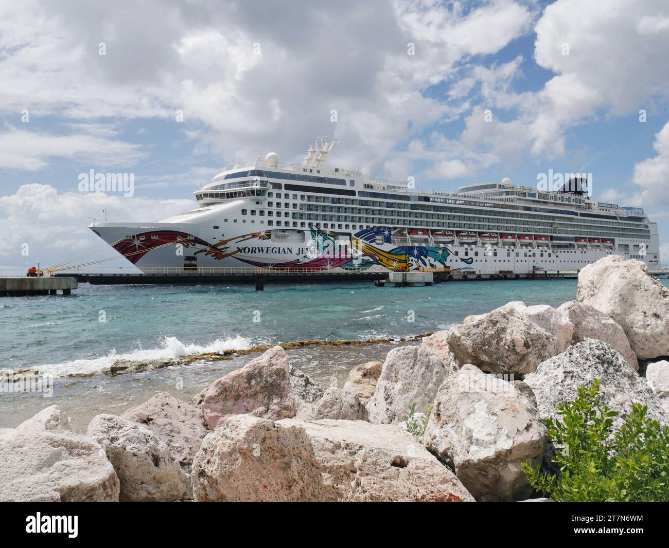 La nave da crociera Norwegian Jewel è ormeggiata a Willemstad, Curacao, Antille olandesi, Caraibi Foto Stock
