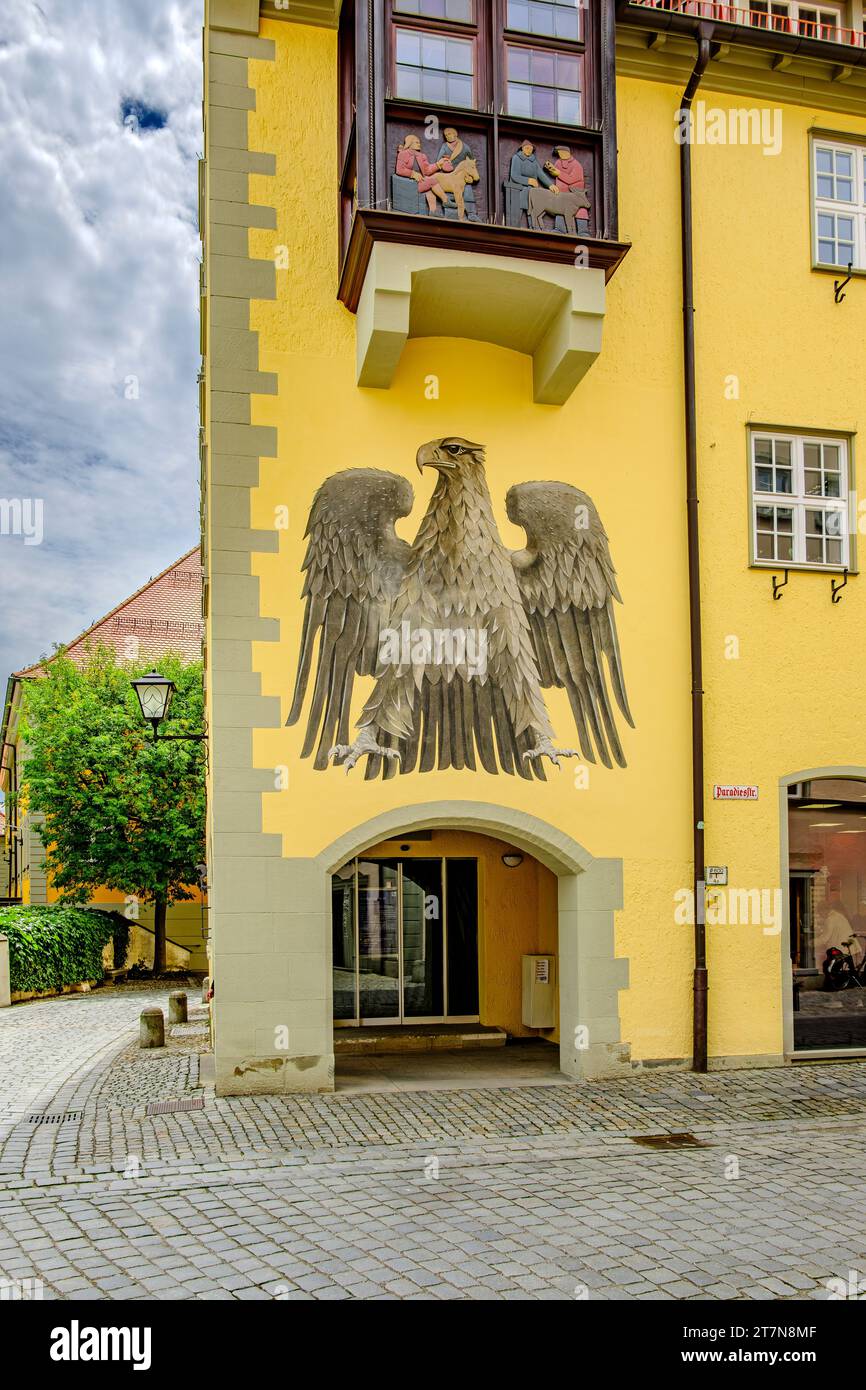 Edificio storico del 1937 con elementi in stile gotico e murale di un'aquila imperiale nella città vecchia di Wangen im Allgäu, alta Svevia, Germania. Foto Stock Edificio storico del 1937 con elementi in stile gotico e murale di un'aquila imperiale nella città vecchia di Wangen im Allgäu, alta Svevia, Germania. Foto Stock