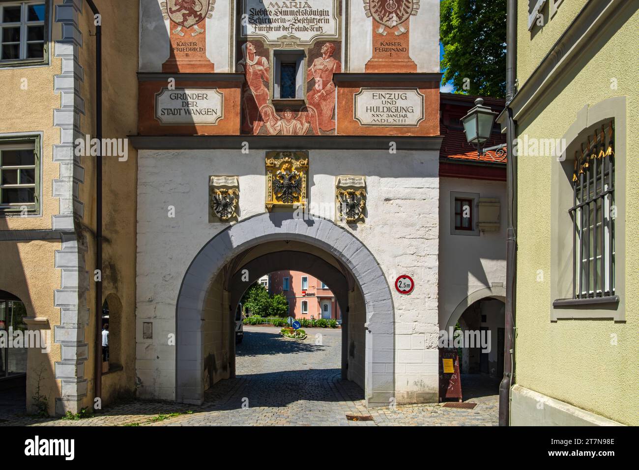 Il Frauentor del XIV secolo, noto anche come porta di Ravensburg, nella città vecchia di Wangen im Allgäu, alta Svevia, Germania. Foto Stock