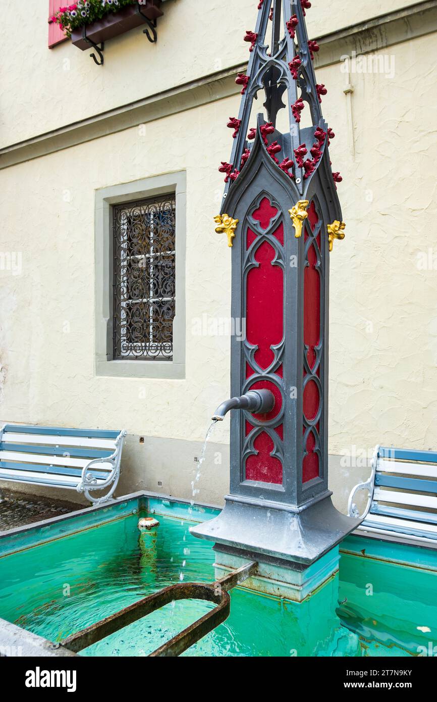 Fontana storica in stile neogotico a Postplatz nella città vecchia di Wangen im Allgäu, alta Svevia, Baden-Württemberg, Germania. Foto Stock