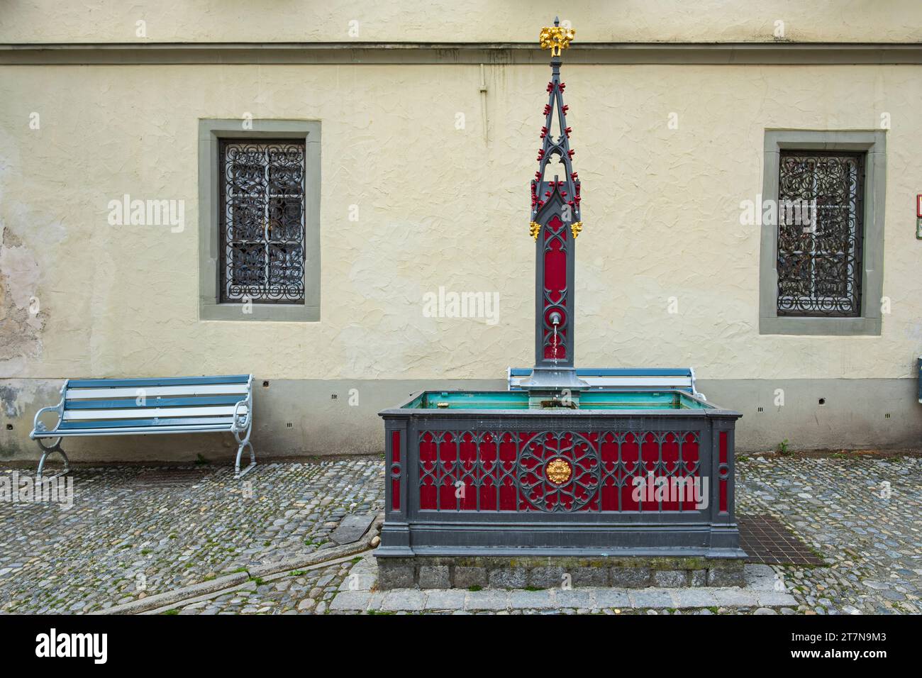 Fontana storica in stile neogotico a Postplatz nella città vecchia di Wangen im Allgäu, alta Svevia, Baden-Württemberg, Germania. Foto Stock