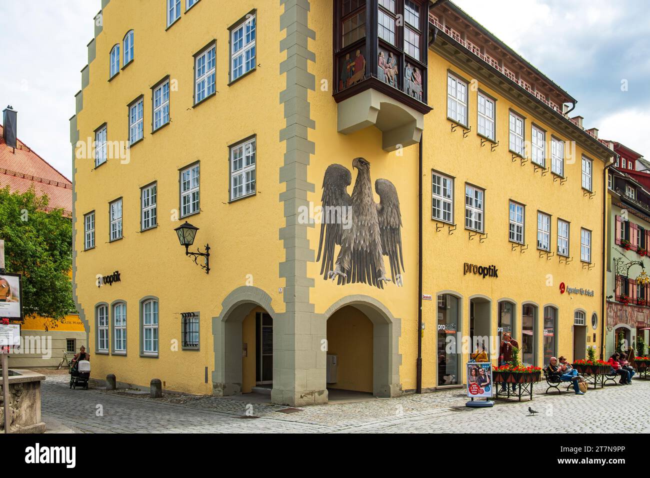 Edificio storico del 1937 con elementi in stile gotico e murale di un'aquila imperiale nella città vecchia di Wangen im Allgäu, alta Svevia, Germania. Foto Stock Edificio storico del 1937 con elementi in stile gotico e murale di un'aquila imperiale nella città vecchia di Wangen im Allgäu, alta Svevia, Germania. Foto Stock