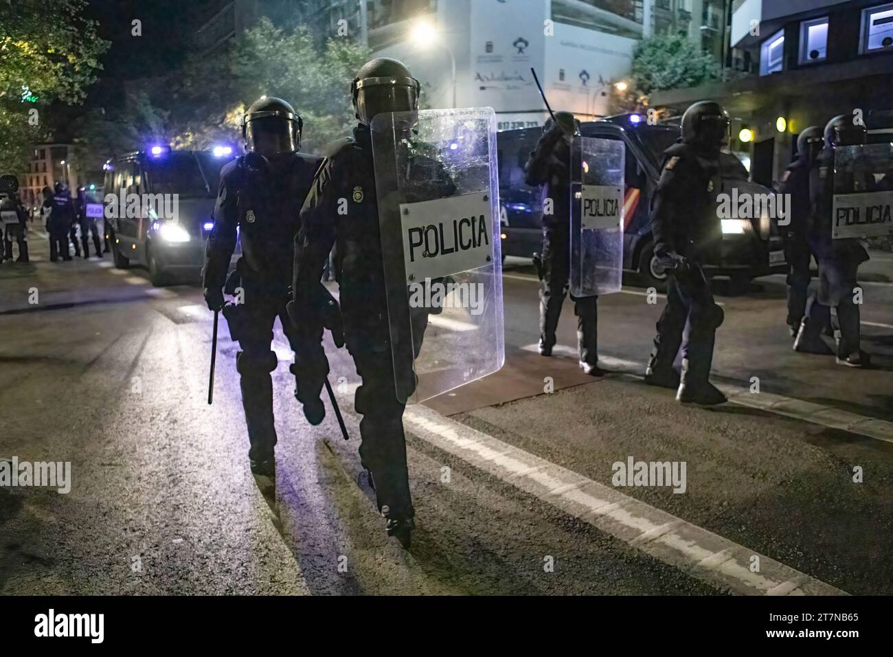 La polizia antisommossa ha visto allertare durante la manifestazione davanti al quartier generale del partito socialista socialista spagnolo. I manifestanti manifestano e si ribellano per l'investimento di Pedro Sanchez come risultato dell'approvazione della legge di Amnesty, che approva il ritorno legale dei politici catalani (Carles Puigdemont, Toni ComÌn e Marta Rovira). I manifestanti manifestano e si ribellano per l'investimento di Pedro Sanchez come risultato dell'approvazione della legge di Amnesty, che approva il ritorno legale dei politici catalani (Carles Puigdemont, Toni Comín e Marta Rovira). Foto Stock