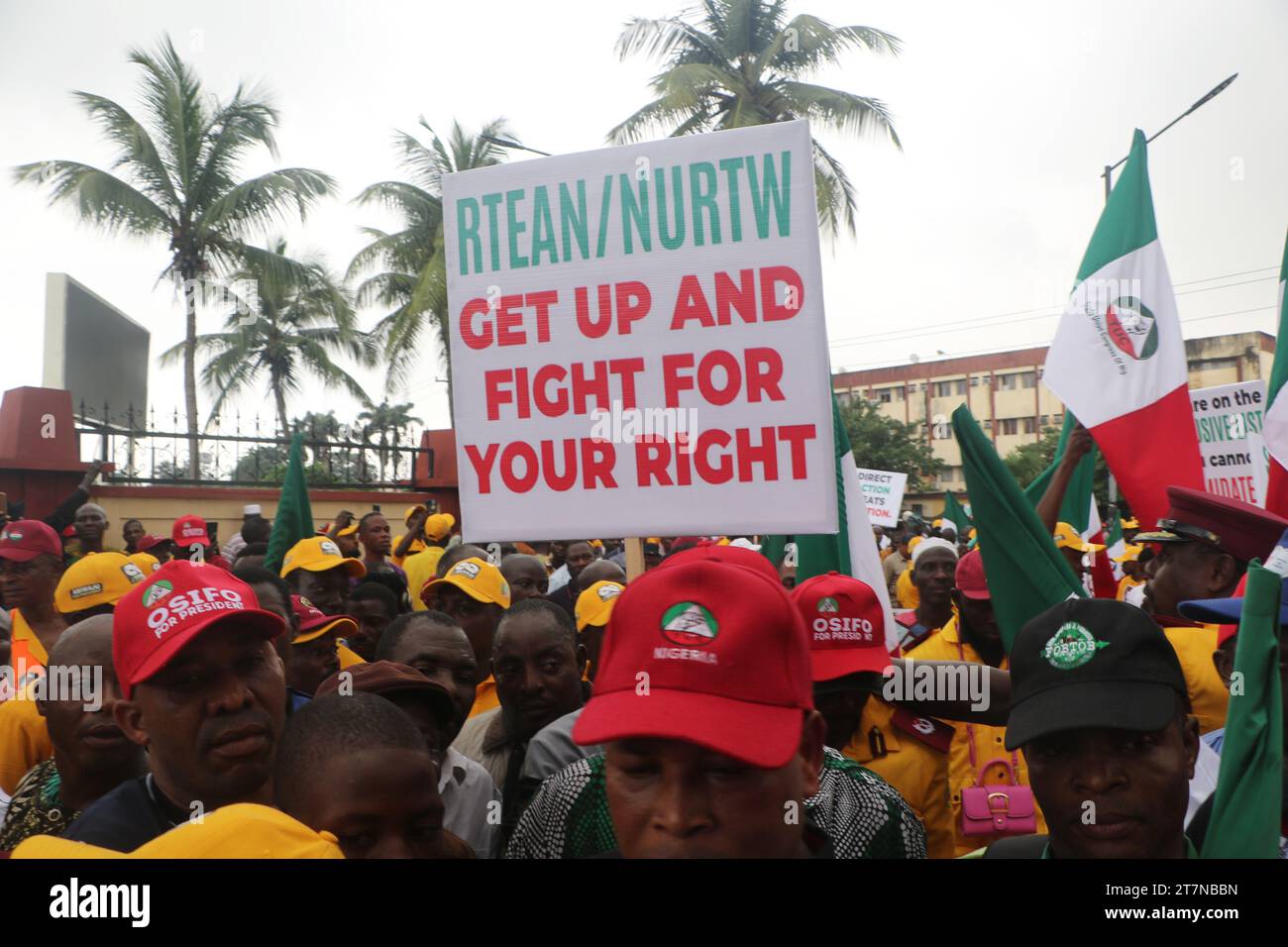 I membri del Congresso sindacale (TUC) e dell'Associazione dei datori di lavoro del trasporto stradale della Nigeria, RTEAN si riuniscono per protestare contro il divieto di operazioni RTEAN da parte del governo dello stato di Lagos a Ikeja, Lagos, Nigeria. Foto Stock