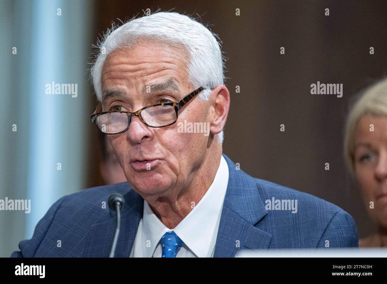 Charlie Crist in un'audizione per le candidature per le relazioni estere del Senato per la sua nomina ad essere rappresentante degli Stati Uniti d'America nel Consiglio dell'Organizzazione dell'aviazione civile internazionale, con il grado di ambasciatore, nell'edificio degli uffici del Senato Dirksen a Washington DC giovedì 16 novembre, 2023.credito: Annabelle Gordon/CNP /MediaPunch Foto Stock