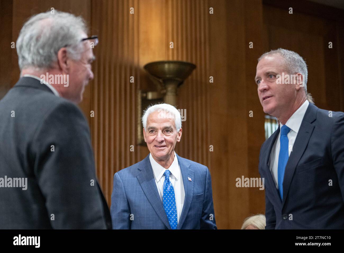 Charlie Crist in un'audizione per la nomina di Crist ad essere rappresentante degli Stati Uniti d'America nel Consiglio dell'Organizzazione internazionale dell'aviazione civile, con il grado di ambasciatore, nell'edificio degli uffici del Senato Dirksen a Washington DC giovedì 16 novembre, 2023.credito: Annabelle Gordon/CNP /MediaPunch Foto Stock