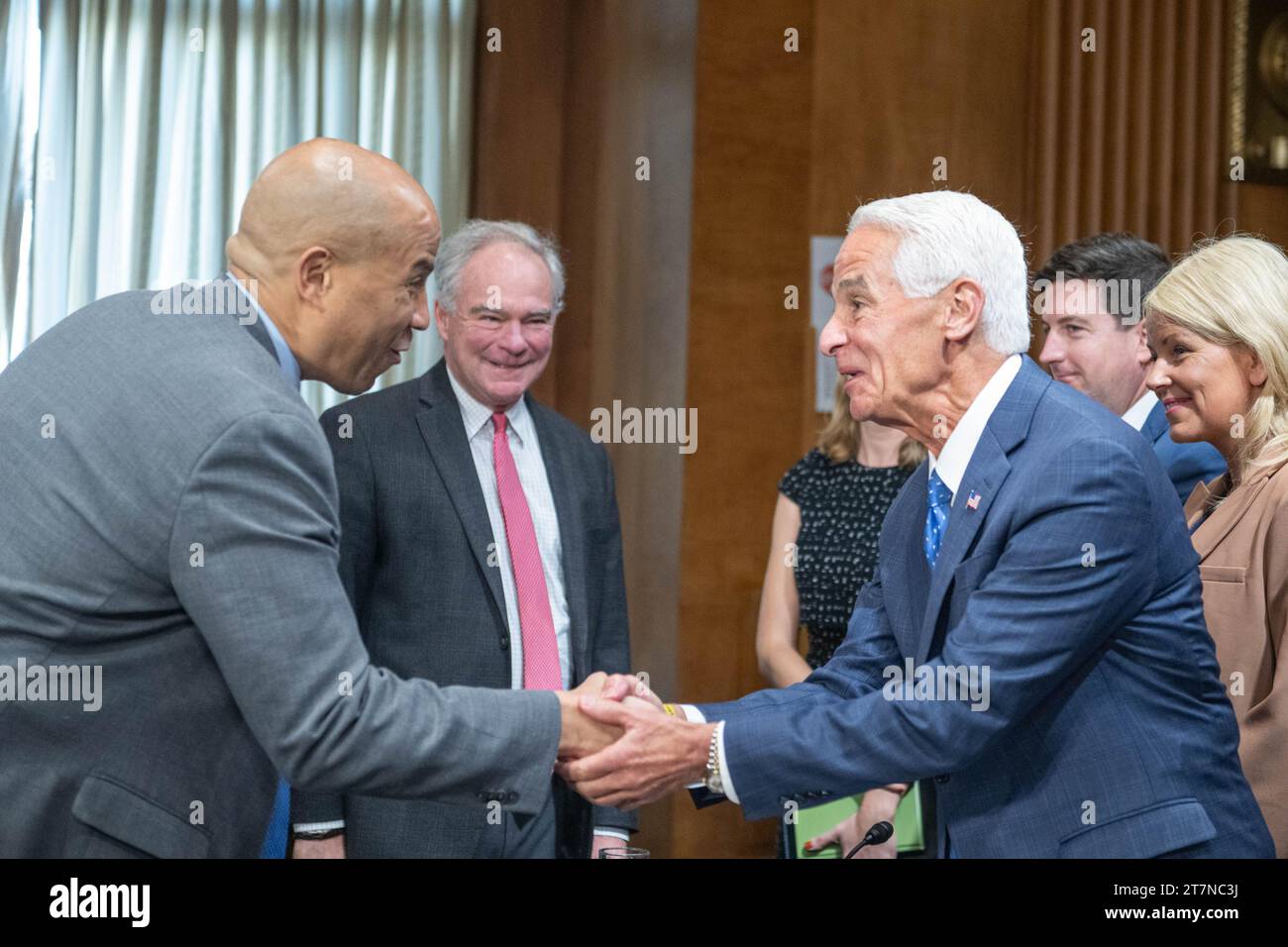 Il senatore degli Stati Uniti Cory Booker (democratico del New Jersey) saluta Charlie Crist alle candidature per le relazioni estere del Senato udienza per la nomina di Crist a essere rappresentante degli Stati Uniti d'America nel Consiglio dell'Organizzazione per l'aviazione civile internazionale, con il grado di ambasciatore, nel palazzo degli uffici del Senato Dirksen a Washington, DC giovedì 16 novembre 2023. Credito: Annabelle Gordon/CNP /MediaPunch Foto Stock