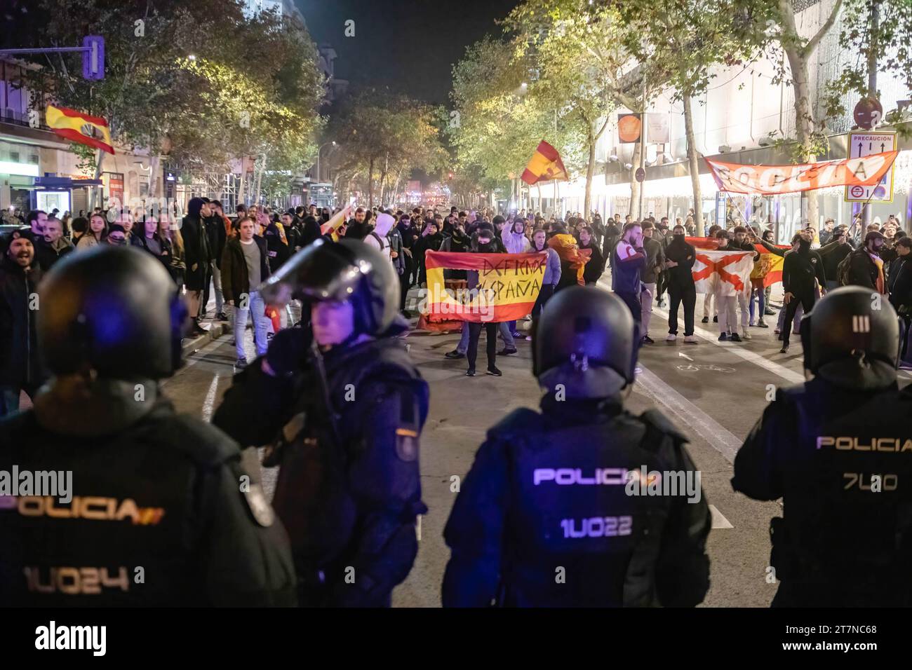 Madrid, Spagna. 15 novembre 2023. La polizia antisommossa si prepara ad accusare i manifestanti durante una manifestazione di fronte alla sede del partito socialista socialista spagnolo. I manifestanti manifestano e si ribellano per l'investimento di Pedro Sanchez come risultato dell'approvazione della legge di Amnesty, che approva il ritorno legale dei politici catalani (Carles Puigdemont, Toni Comín e Marta Rovira). (Foto di Martì Segura Ramoneda/SOPA Images/Sipa USA) credito: SIPA USA/Alamy Live News Foto Stock