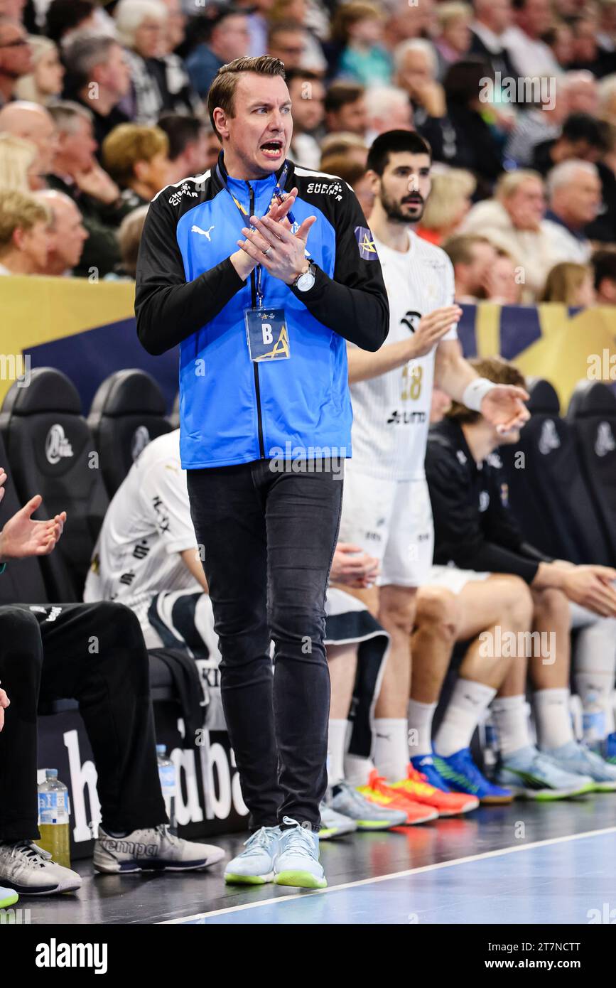 Kiel, Germania. 16 novembre 2023. Pallamano: Champions League, THW Kiel - Aalborg HB, fase a gironi, gruppo A, giorno 7, Wunderino Arena. Kiel coach Filip Jicha gesticolates. Crediti: Frank Molter/dpa/Alamy Live News Foto Stock