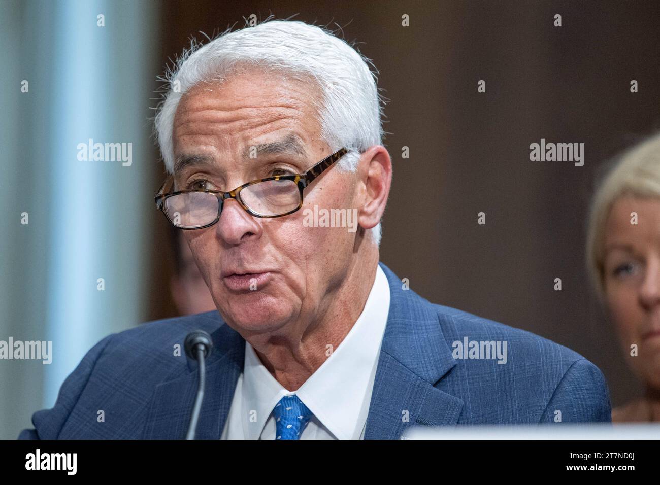 Charlie Crist in un'audizione per le candidature per le relazioni estere del Senato per la sua nomina ad essere rappresentante degli Stati Uniti d'America nel Consiglio dell'Organizzazione dell'aviazione civile internazionale, con il grado di ambasciatore, nell'edificio degli uffici del Senato Dirksen a Washington DC giovedì 16 novembre, 2023. Copyright: XAnnabellexGordonx/xCNPx/MediaPunchx credito: Imago/Alamy Live News Foto Stock