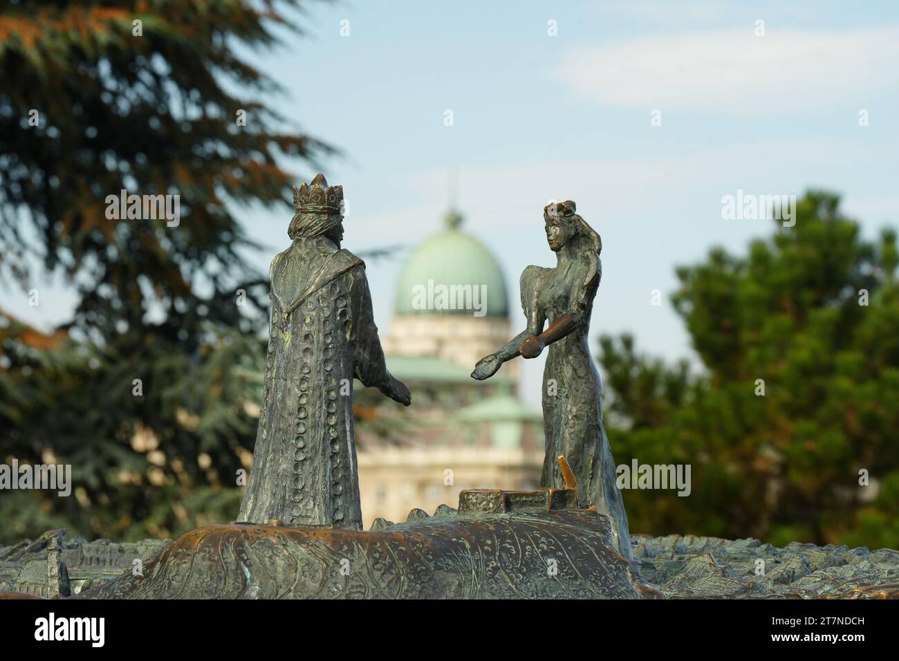 Budapest, Ungheria - 7 ottobre 2023: Statua del Principe di Buda e della Principessa di Pest sullo sfondo del Palazzo Buda. Kilátókő szobor, Foto Stock