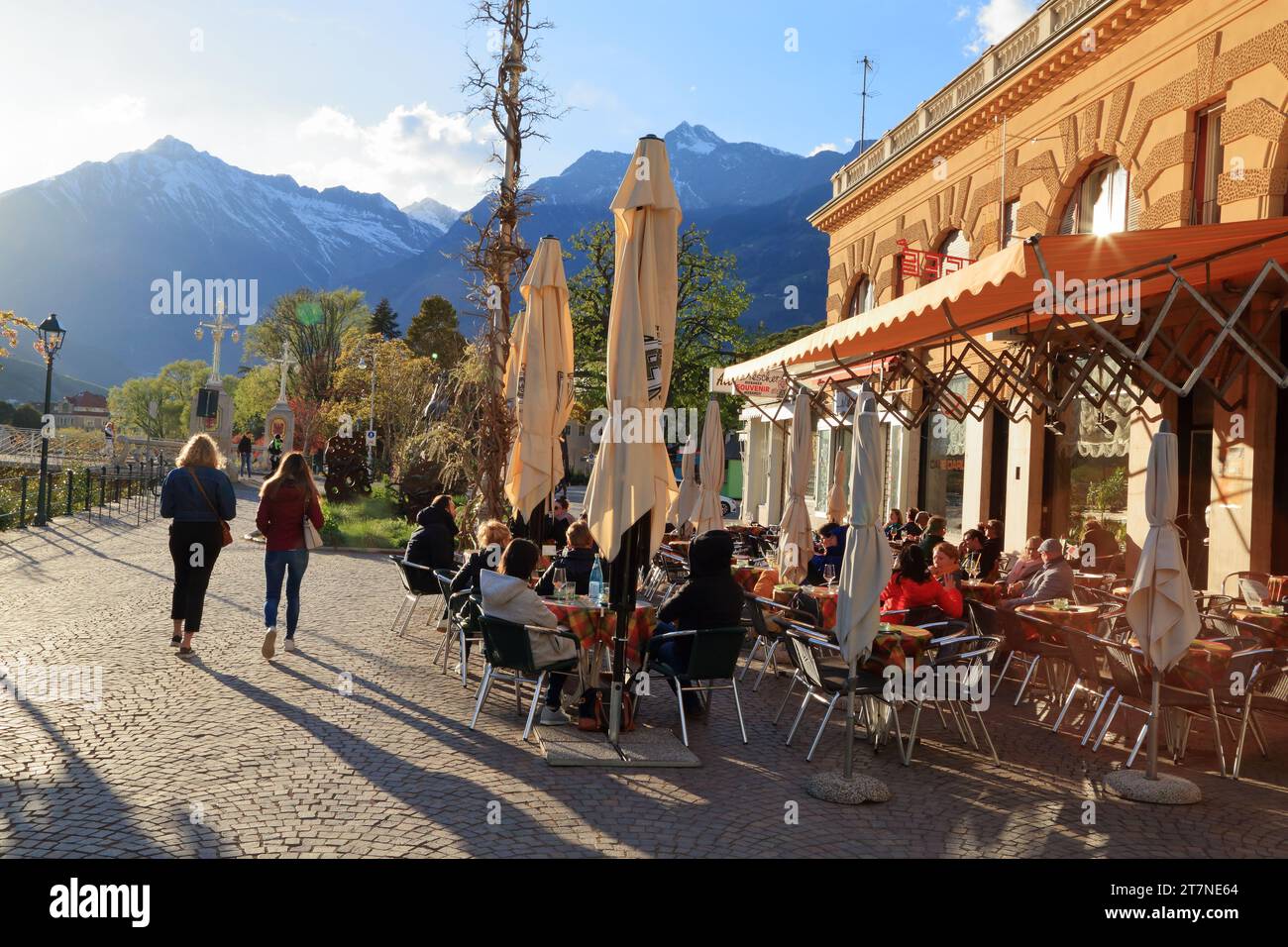 Café Darling. Passeggiata lungo Passirio. Passerpromenade. Merano (Merano), alto Adige (alto Adige, Südtirol), Italia. Foto Stock
