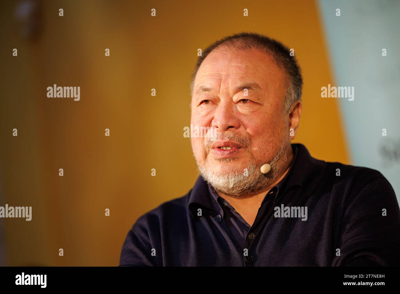 Monaco, Germania. 16 novembre 2023. Ai Weiwei, artista concettuale cinese, parla ad un evento per il lancio della rivista Süddeutsche Zeitung 'Edizione 46 - ai Weiwei' al Lenbachhaus. Crediti: Matthias Balk/dpa/Alamy Live News Foto Stock