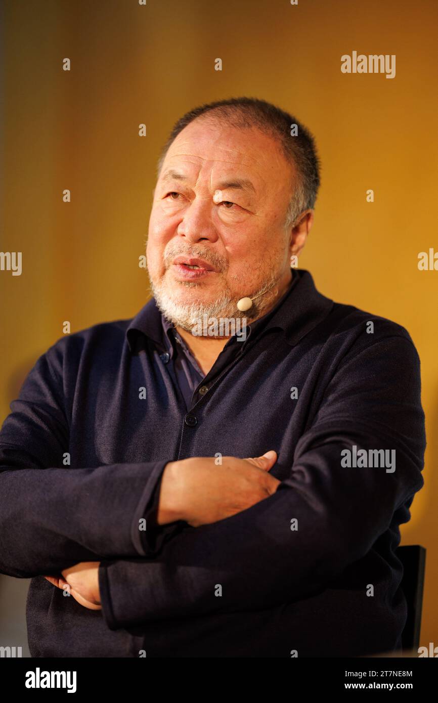 Monaco, Germania. 16 novembre 2023. Ai Weiwei, artista concettuale cinese, parla ad un evento per il lancio della rivista Süddeutsche Zeitung 'Edizione 46 - ai Weiwei' al Lenbachhaus. Crediti: Matthias Balk/dpa/Alamy Live News Foto Stock