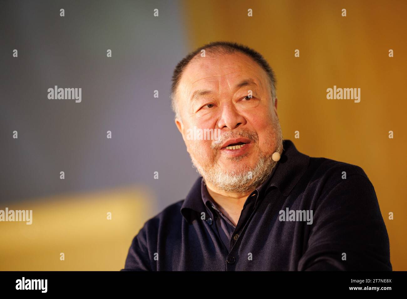 Monaco, Germania. 16 novembre 2023. Ai Weiwei, artista concettuale cinese, parla ad un evento per il lancio della rivista Süddeutsche Zeitung 'Edizione 46 - ai Weiwei' al Lenbachhaus. Crediti: Matthias Balk/dpa/Alamy Live News Foto Stock