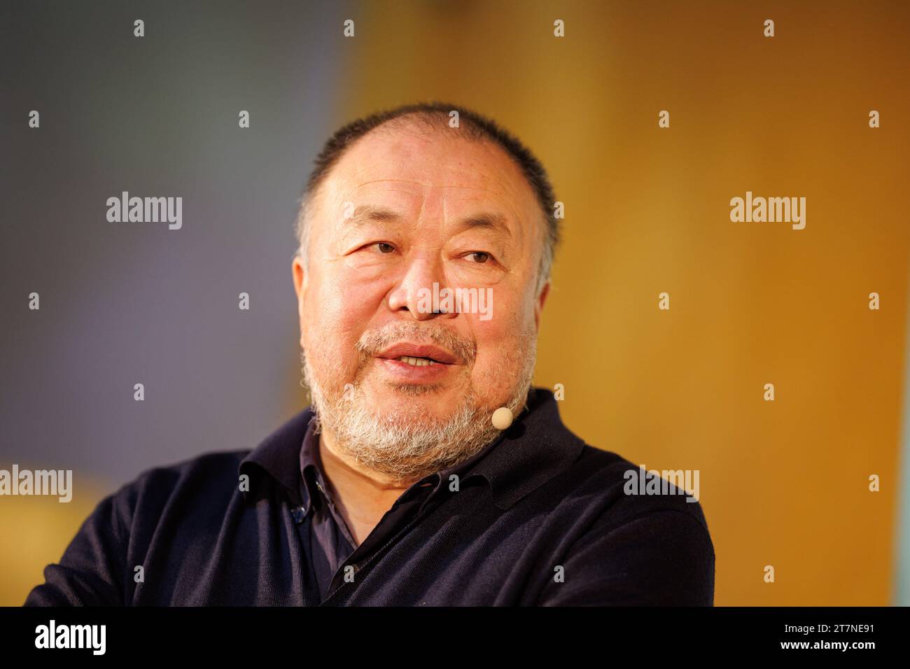 Monaco, Germania. 16 novembre 2023. Ai Weiwei, artista concettuale cinese, parla ad un evento per il lancio della rivista Süddeutsche Zeitung 'Edizione 46 - ai Weiwei' al Lenbachhaus. Crediti: Matthias Balk/dpa/Alamy Live News Foto Stock